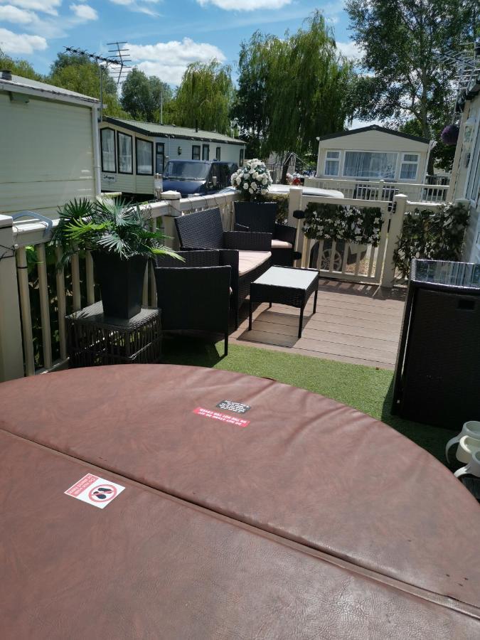3 Bedroom Caravan With Hot Tub Tattershall Lakes Exterior foto