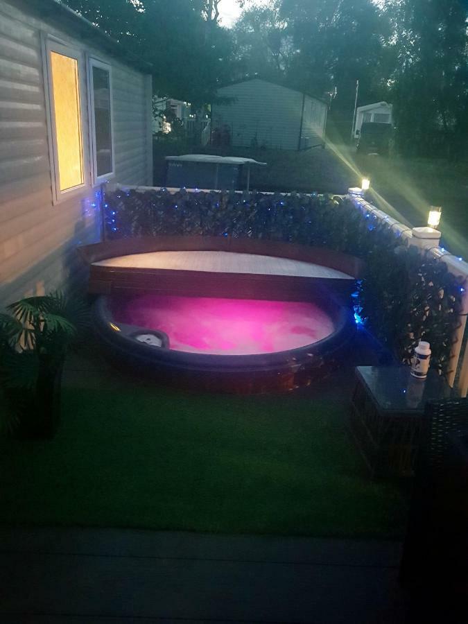 3 Bedroom Caravan With Hot Tub Tattershall Lakes Exterior foto